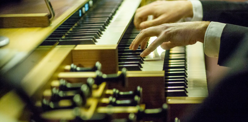 Ręce na klawiaturze organów