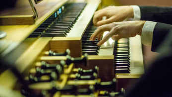 Ręce na klawiaturze organów